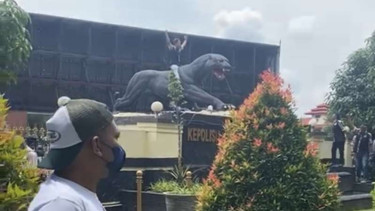 Aksi seorang menunggangi patung maung di Polda Jawa Barat