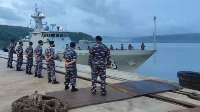 Personel TNI AL bersama Kapal Perang Indonesia KRI Sampari-628 di Pelabuhan Lembar, Lombok Barat, NTB, Jumat, 28 Januari 2022.