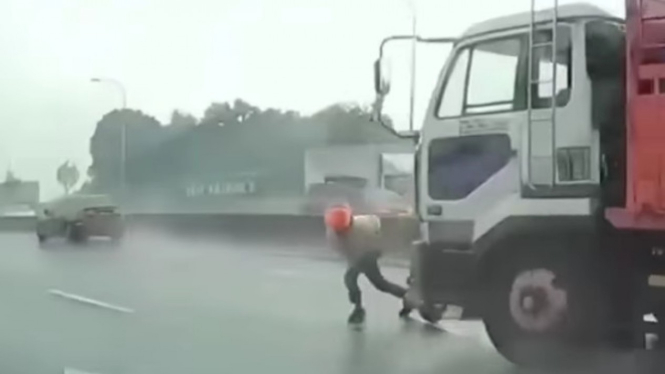 Viral Pengendara Motor Nyaris Terlindas Truk