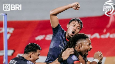 Pemain Arema FC rayakan gol Carlos Fortes.