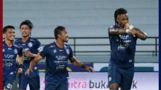 Pemain Arema FC rayakan gol Carlos Fortes.