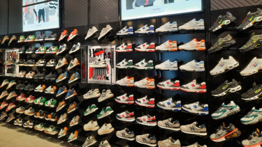 Deretan sneakers di Foot Locker.