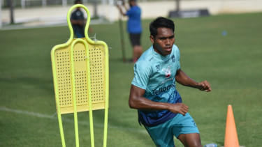 Winger Persib Bandung, Frets Butuan
