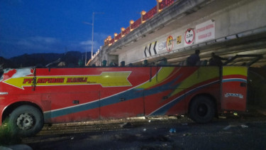 Bus Menghantam jembatan flyover Simpang Lapan kota Padang Panjang.