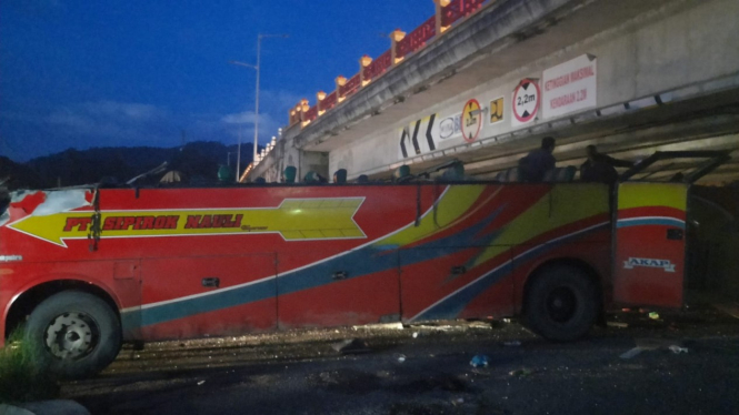 Bus Menghantam jembatan flyover Simpang Lapan kota Padang Panjang.