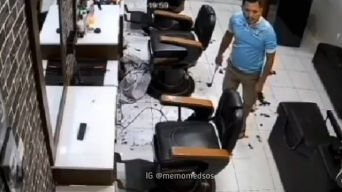 Viral Pria Bawa Arit Ancam Tukang Cukur 