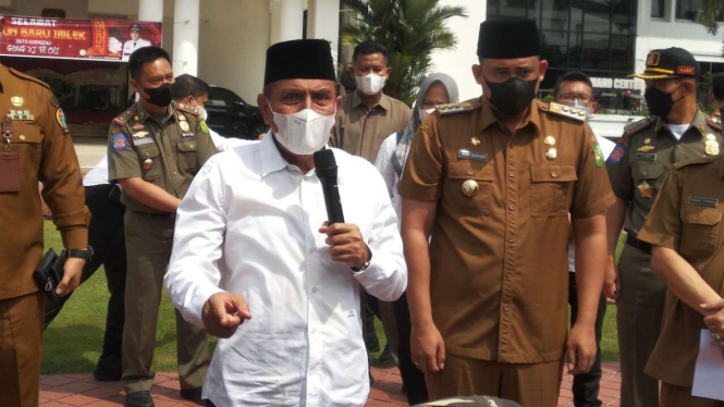 Gubernur Sumatera Utara Edy Rahmayadi bersama Wali Kota Medan Bobby Nasution berbicara kepada wartawan tentang penyelidikan keberadaan kerangkeng manusia di rumah Bupati Langkat, Senin, 31 Januari 2022.