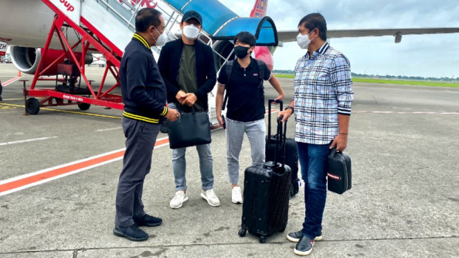 Menpora Zainudin Amali diskusi dengan Shin Tae-yong dan Indra Sjafrie di Bandara