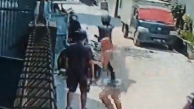 Viral Perampok Todong Pistol ke Warga,Terekam CCTV  