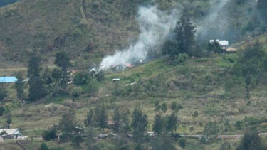 Tampak terlihat asap Honai yang terbakar.