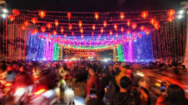 Pemandangan 1000 lampion di depan Balai Kota Solo