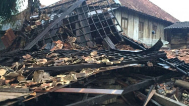 Angin puting beliung menerjang permukiman di Musi Rawas Utara, Sumsel.