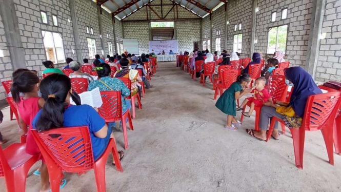 OJK sosialisasi literasi keuangan kepada ibu rumah tangga di Keerom, Papua.