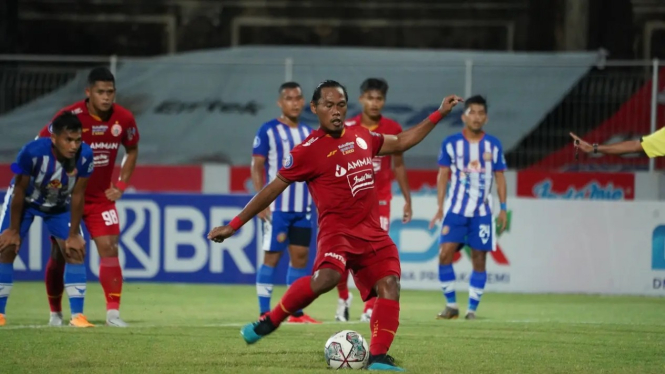 Tony Sucipto gagal mengeksekusi penalti Persija
