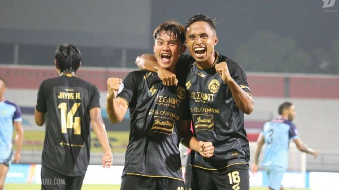Pemain Arema FC rayakan gol Ridwan Tawainella.