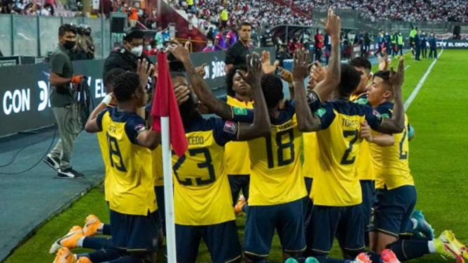 Pemain Timnas Ekuador rayakan gol.