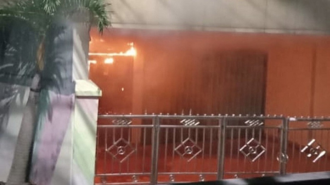 Rumah yang dijadikan gudang minyak goreng di Ciracas, Jaktim, kebakaran 