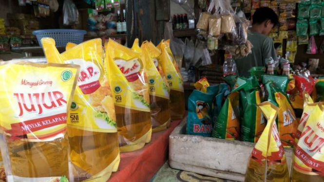 Minyak goreng di pasar tradisional.