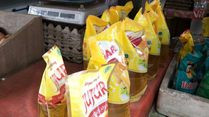Pedagang menjual minyak goreng di Pasar Ciledug, Tangerang.