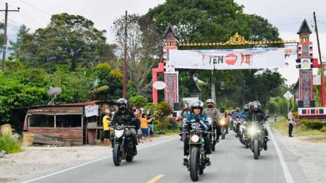 Jokowi menjajal jalanan Sibisa-Parapat dengan menggunakan sepeda motor