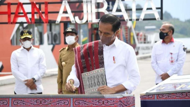 Presiden Joko Widodo meresmikan 7 pelabuhan di kawasan Danau Toba.