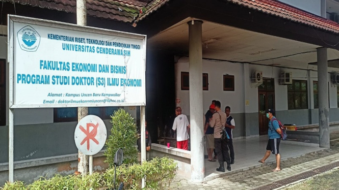 Polisi melakukan olah TKP kebakaran di Fakultas Ekonomi Universitas Cendrawasih 