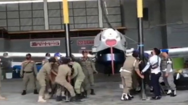 Viral Video Satpol PP Usir Pesawat Susi Air