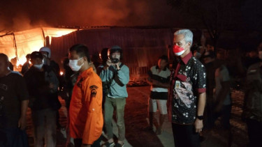Gubernur Jateng Ganjar Pranowo di tengah petugas yang berupaya memadamkan api.