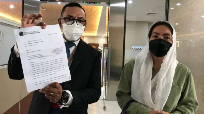 Kuasa Hukum Putri, Beni Daga (kiri) di Gedung Bareskrim, Jakarta