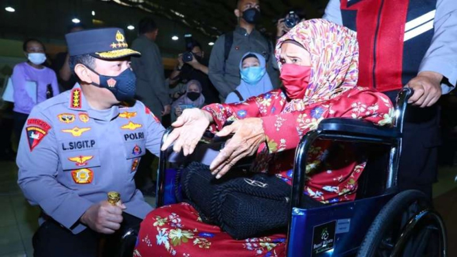 Kapolri Jenderal Listyo Sigit Prabowo meninjau vaksinasi lansia