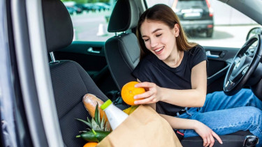 Ilustrasi makan di dalam mobil