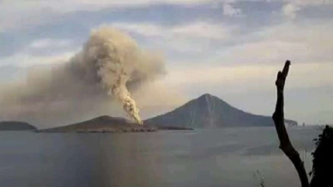 Gunung Anak Krakatau menghembuskan abu vulkanik. 