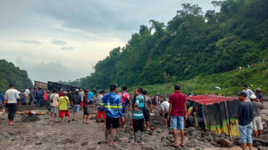 Puluhan truk terjebak banjir lahar hujan, di Sleman, Yogyakarta.