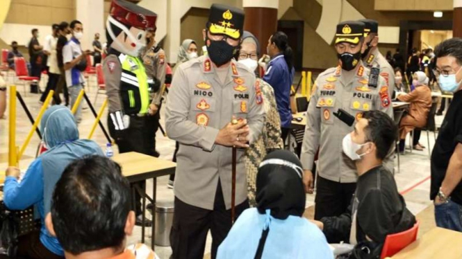 Kapolda Jawa Timur Irjen Nico Afinta meninjau vaksinasi