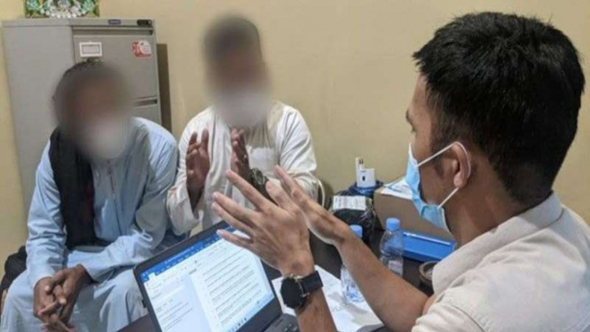 Imigrasi Sampit memeriksa dua warga asal Pakistan yang meminta sumbangan