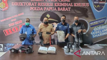 Polda Papua Barat mengamankan seragam Polri yang dipakai 3 warga sipil