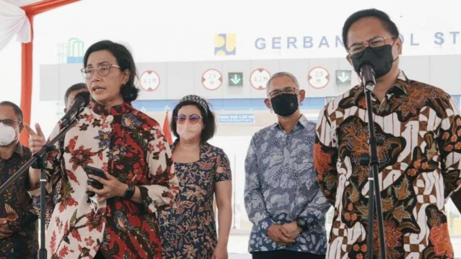 Menkeu Sri Mulyani dan Wamen BUMN di Tol Stabat.