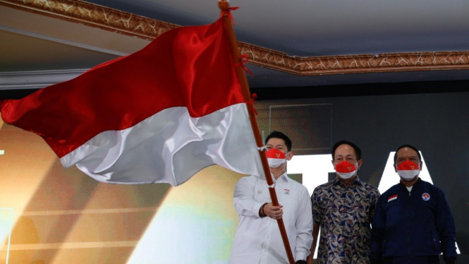 Menpora Zainudin Amali (kanan) bersama Raja Sapta Oktohari dan Mustafa Fauzi