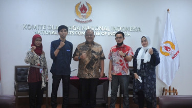 Ketum KONI Pusat Marciano Norman (tengah)