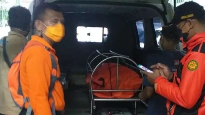 Yeni Rosita, (37), tewas mengambang di permukaan air Kali Ciliwung.