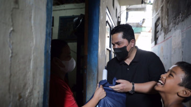 Erick Thohir beri bantuan untuk modal dan lunasi utang warga.