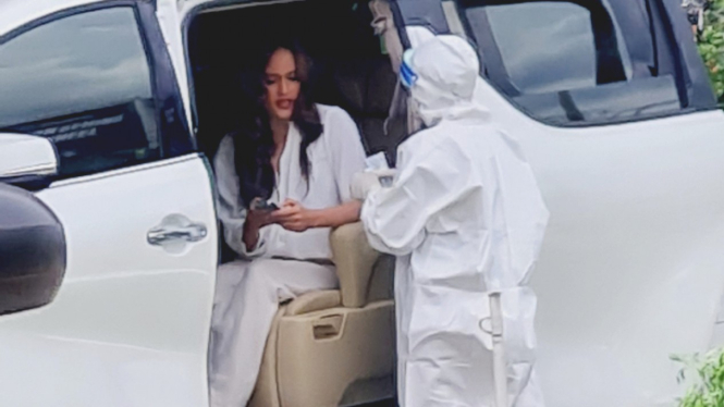 Viral beredar tweet sebut Cinta Laura serobot antrean tes swab COVID-19