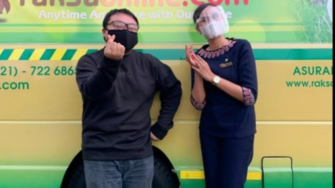 YouTuber LugNutz Auto Jukie berpose di samping Van RMC