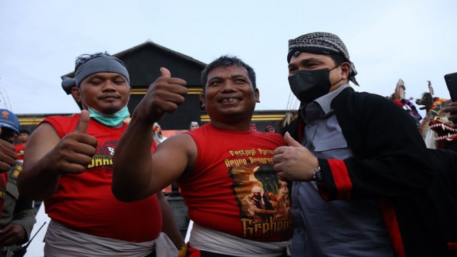 Menteri BUMN Erick Thohir bersama seniman Ponorogo