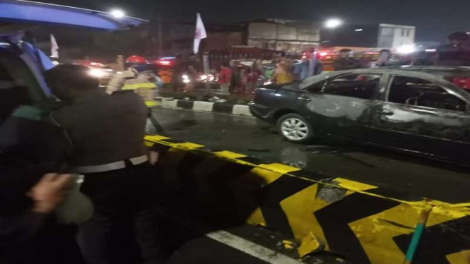 Toyota Camry tabrak separator hingga terbakar
