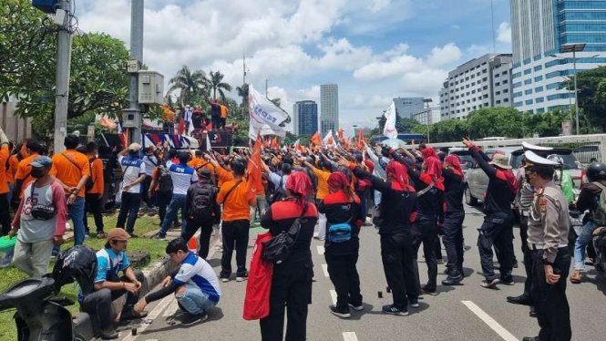 Dirlantas Polda Metro Jaya Kombes. Pol. Sambodo memantau demo di Gedung DPR