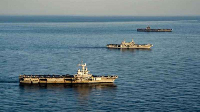 Kapal induk tenaga nuklir USS Harry. S Truman (atas) dan Charles de Gaulle