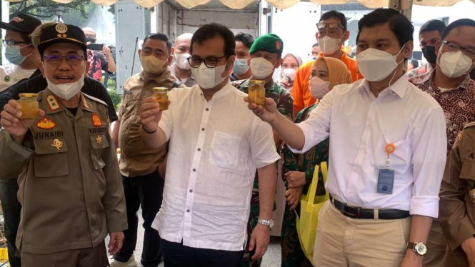 Kepala Pusat Kepatuhan, Kerja Sama dan Informasi Perkarantinaan Junaidi dan Direktur Kelembagaan PT Pos Indonesia Nezar Patria saat melepas ekspor komoditas pertanian asal Jawa Barat di Kantor Pos Pusat, Kota Bandung.