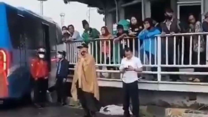 Halte bus TransJakarta di dalam Terminal Tanjung Priok, Jakut.