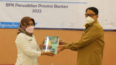 Gubernur Banten Wahidin Halim (kanan).